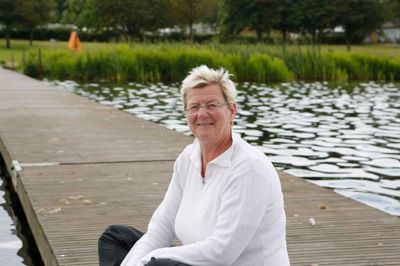 Ingrid Andresen styrer Sunds Camping, der ligger lige ned til Sunds Sø, med smil og god service. - Hvis man giver folk en god modtagelse, og sørger for at svare på deres spørgsmål, så er alle i godt humør, konstaterer hun.?Foto: Henrik ole jensen