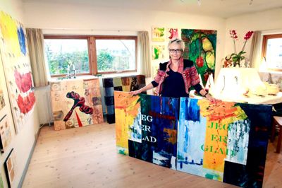 Kisser Lynge Madsen har galleri i tilknytning til Brande Højskole, og hun er en produktiv kunstner. ?Foto: Tom Laursen