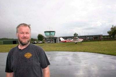 Formand for Herning Lufthavn Steen Ulrich forventer, at flyvepladsen i Skinderholm får Trafikstyrelsens tilladelse til GPS-anflyvning. Det vil kunne øge erhvervsflyvningen og dermed fordoble lufthavnens indtægter. ?foto: Bo Lundgaard