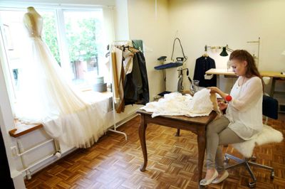 I Atelier Böttger har indehaveren, Ida Böttger, blandt andre opgaver gang i at sy en gallakjole for en kunde. Hun kan godt lide at sy ting i hånden, så det i bogstaveligste forstand bliver håndværk.? Foto: Flemming Hansen