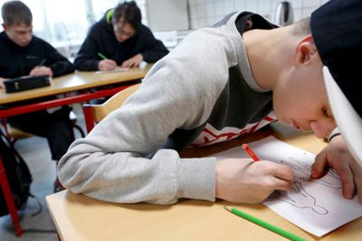 En skoledag på syv timer kan være alt for lang tid for elever i specialklasser. De mister koncentrationen sidst på dagen. Fra det nye skoleår, der begynder på mandag, vil eleverne i en række specialklasser få en kortere skoledag, efter at Herning Kommune har givet dem dispensation.? foto: henrik ole jensen
