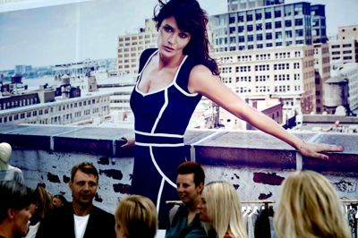 Helena Christensen pryder In Wear-standen på modemessen, og kunderne strømmer til for at se kollektionen fra den danske supermodel. ?fOTO: HENRIK OLE JENSEN?