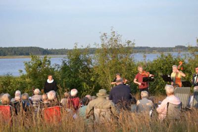 Aftengudstjeneste ved bredden af Bølling Sø med sognepræst Anne Røndal og musik med gruppen Snuptaw. ?Foto: Hans Jørgen Hansen