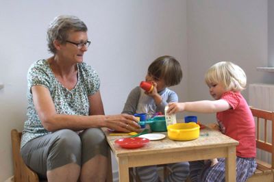 Her er det Hanne Andersen og et par børn fra vuggestuegruppen.? Privatfoto