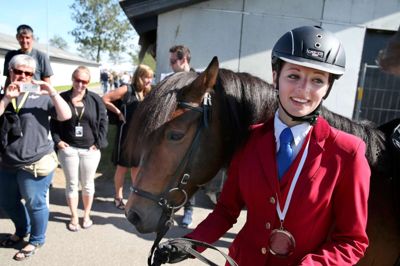 Familie og venner hyldede Frederikke Stougaard og hesten Börkur frá Sólheimum for VM-sølvet i tölt-klasse T1 for ungryttere. ?foto: flemming hansen