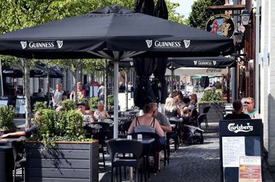 Det har længe været et ønske blandt restauratørerne i særligt Østergade i Herning, at der bliver mulighed for at servere ude længere, og det ønske bliver nu opfyldt. ?Foto: Flemming Hansen