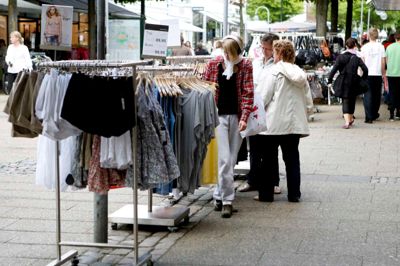 Bredgade i dag. For mange klapskilte, for mange lygtepæle, for lidt plads. En renovering af Bredgade skal gøre handelsstrøget mere luftigt og gøre Bredgade til et sted ikke bare til shopping, men hvor man også kan sætte sig og se på byens liv.? foto: tom laursen