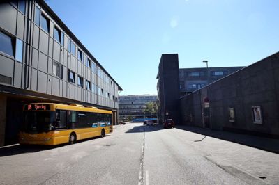 Linje 8B er en af de ruter, der sker flest ændringer for, når bybussernes køreplaner skifter mandag 8. august. Midttrafik ændrer stort set alle køreplanerne for at undgå forsinkelser. I nogle køreplaner lægges der ekstra tid ind, mens busserne på andre ruter får mere direkte kørsel ved at springe visse stoppesteder over. ?Foto: Flemming Hansen