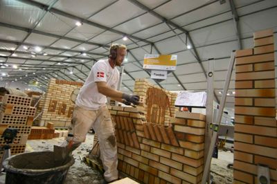 Jens Peter Vestergaard i aktion under verdensmesterskaberne. Bag ham ses fodboldmuren i en modstanders lejr, mens trøjen med 10-tallet ved hans hænder er lavet af den danske deltager. ?Foto: Worldskills