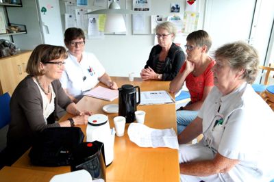 Fællestillids-repræsentant Elin Randrup (t.v.) var på besøg blandt frustrerede sosu-assistenter på kirurgisk afdeling, da Herning Folkeblad besøgte dem i forbindelse med fyringerne i 2015. Foto: Flemming Hansen