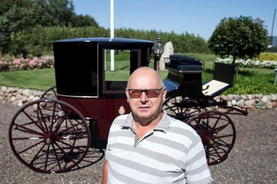 Kareten bag Svend Aage Lauridsen købte han på en auktion. Den har tidligere hørt til de kongelige stalde, har nu fået en gennemgribende restaurering - og vil klæde ethvert brudepar i det midt- og vestjyske. ? Foto: Tom Laursen