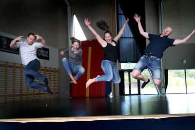 Det er en flok motiverede instruktører, der er klar til modtage gymnaster på det nye TeamGym-hold i Kibæk Krydsfelt. Fra venstre ses Martin Huus Bjerge, Katrine Nielsen, Mathilde Barslund og Søren Jakobsen. De to piger har gået til gymnastik, siden de var små, og er netop hjemvendt efter et år på efterskole. De har før været instruktører på rytmehold i gymnastikafdelingen hos KIF. Martin Huus Bjerge har dyrket gymnastik siden 5. klasse. Han har været hjælpetræner og træner gennem årene. Han har også været træner hos Gjellerup Sdr.'s gymnastikfafdeling. De seneste år har det primært været børneholdene, han har stået for i Kibæk. For Søren Jakobsens vedkommende var det først, da hans søn for fire år siden begyndte til gymnastik, at han fik smag for det og blev opfordret til at gå trænervejen. ? foto: Flemming Hansen