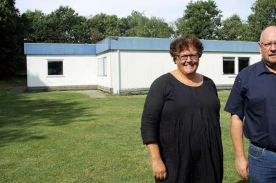 Leder af dagplejen Lotte Krarup og institutionsleder Robert Bagger, Lægdsgård og Hyldgård, ved det måske kommende Dagplejens Hus. På plænen er det planen at anlægge en legeplads.