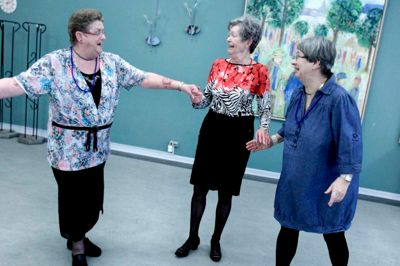 Seniordans begynder i Alhuset onsdag 9. september. Om formiddagen er det holdet fra Sdr. Felding skal er på gulvet, mens det om eftermiddagen er danserne fra Kibæk. Der danses af to gange 45 minutter afbrudt af en kaffepause. ?foto: Henrik Ole Jensen
