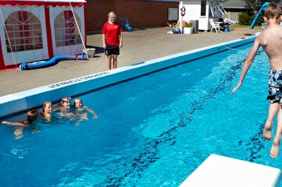 Kunstigt grønt græs og en ny genbrugsplads kommer næste år i Sunds med det forlig om budgettet, Herning Byråd har lavet. Friluftsbadet i Hammerum er også på listen. Badet skal renoveres for 6,1 millioner kroner, så det kan leve op til nye krav til rensning af badevandet. ?foto: tony brøchner