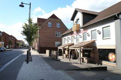 75-årige Peter Hansen ville ønske, at han kunne få lidt fred på sine gamle dage. Men det sker ikke, fordi unge mennesker - som han i øvrigt intet har imod - larmer hele natten på Silkeborgvej. ?Foto: Flemming Hansen