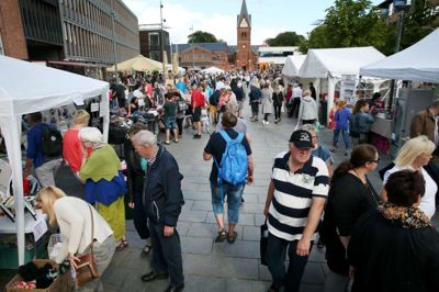 Det myldrede med mennesker i midtbyen i lørdags, da Danmarks længste kræmmermarked blev holdt. ?Foto: Flemming Hansen