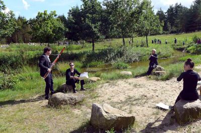 Musikerne i Ensemble MidtVest fik masser af motion, da de lørdag gav en såkaldt vandrekoncert hos Skovsnogen. ?Privatfoto