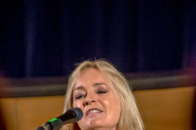 Ingen ringere end Anne Linnet er på plakaten til julekoncerten lørdag 5. december i Dagmar Bio. Her ses hun ved sin koncert samme sted sidste år. ??privatfoto