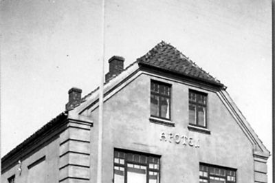 Ejendommen på Bredgade 45 - ved Bakkehuset, som apoteker Peter Christian Christensen fik opført, og som apoteket flyttede til i 1924. ?foto fra ikast apoteks jubilæumsbog
