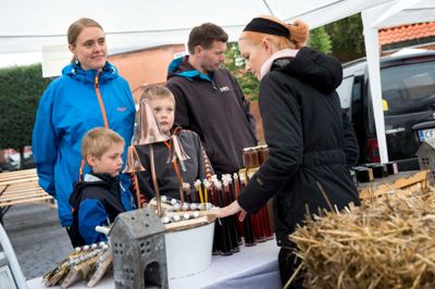 Lone Simmelsgaard havde taget sin mand, Carsten, og børnene Simon og Jacob med til Open by Night. Efter besøget ved boderne med lokale råvarer blev der blandt andet også tid til en køretur i hestevogn. ?Foto: Tom Laursen