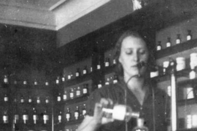 Indtil 1992 blev der produceret lægemidler på Ikast Apotek. ? Foto: Fra ikast apoteks jubilæumsbog