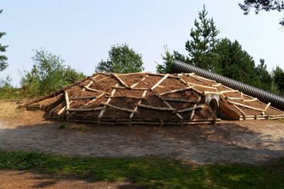 Præstbjerg Naturcenter er et populært udflugtsmål i Herning Kommune, blandt andet på grund af sine shelters, bålplads og overdækkede siddepladser. Den tidligere jordhøj er blevet omdannet til en sjov legeaktivitet for børnene, som de både kan klatre og lege ovenpå.