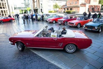 Hestekræfter i hundredvis blev i lørdags sluppet løs i Herning, hvor AutoGalleriet havde arrangeret børnedag. Første stop var Torvet, hvor både deltagere og forbipasserende kunne nyde synet af de gamle biler, som stadig funkler. Her en Ford Mustang cabriolet V8 med 225 hestekræfter.?Foto: Tom Laursen
