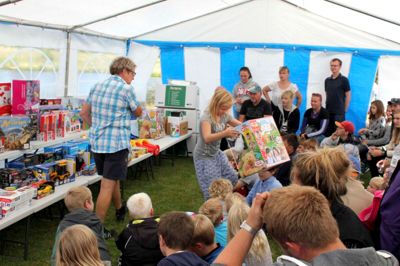 I et af de store telte var der præmier nok til alle børnene. ?privatfoto