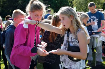 Find vej! Hundredevis af skolebørn var onsdag formiddag til orienteringsløb i Søndre Anlæg og Knudmosen. Foto: Henrik Ole Jensen