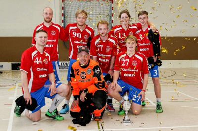 De otte udsendte spillere fra Herning Floorball Club jubler over den overraskende turneringssejr i tyske Bremen. ?pr-foto