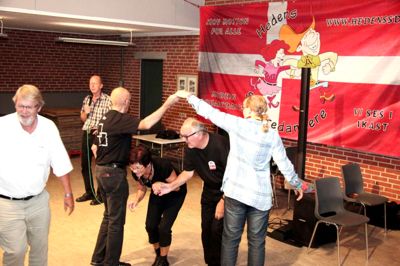 Den 70-årige squaredancer har lært mange af kommandoerne efterhånden, og her har han fint styr på, at han sammen med makkeren skal under broen. ? Foto: Jens Anton Nordestgaard ?