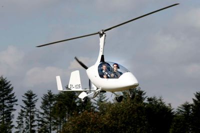 Lars Jensen fra Ejstrupholm får en prøvetur i gyrokopteren med indehaveren Thomas Søsted fra Hadsen som pilot.