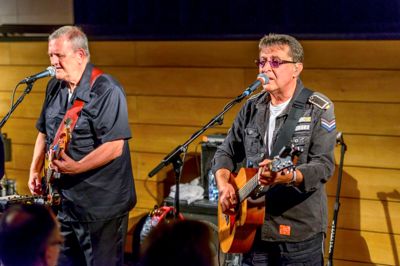 Jens Rugsted (t.v.) og Stig Kreutzfeldt gav koncert i den stemningsfulde biograf i Sdr. Felding fredag aften. Duoen lovede, at det ikke er sidste gang, den kommer til Dagmar Bio. ??privatfoto