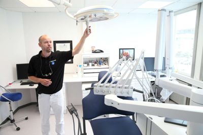 Med to nye tandlægestole råder de syv tandlæger hos Tandlægerne Kold nu over i alt ni klinikker. Indehaverne, Simon og Louise Kold, bruger stort set al deres arbejdstid på de patienter, der bliver henvist fra 120 andre tandlæger over det meste af Jylland. ?Foto: Flemming Hansen