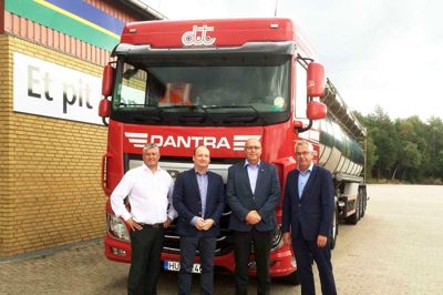 Dantra er med sine over 110 vogntog blandt Nordeuropas førende udbydere af tanklogistik. Det fik transportminister Hans Christian Schmidt fremvist under et besøg. ?PR-foto