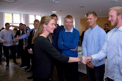 Undervisningsministeren hilste i går på Jens Peter Vestergaard (t.h.), som vandt sølv ved VM i Skills. - Udover at være fremragende inden for jeres felt, tjener I også som rollemodeller for andre unge, sagde Ellen Trane Nørby (V). ?Foto: Jeppe Egmose