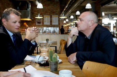Borgmester Lars Krarup, (t.v.) havde forberedt sig grundigt til rollen som journalist, da han skulle møde Mads Jørgensen, den ene halvdel af formandskabet for Vildbjerg Cup. Den anden halvdel hedder Elin Agerskov, og borgmesteren ville gerne have mødt dem begge, men han måtte kun vælge én. ?Foto: Henrik Ole Jensen