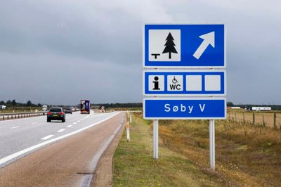 Skiltene ved rastepladserne ved Søby skal have et ekstra tegn malet på. Rastepladserne udbygges med en ubemandet F24-station.? foto: tom laursen