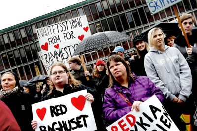 Mandagens demonstration i Herning var en protest mod den handleplan for Handicap og Psykiatri, som politikerne barsler med. Handleplanen skal stoppe de konstante overskridelser af budgettet. Alene i år forventes plejen af psykisk syge og handicappede at koste 14,2 millioner kroner mere end der er sat penge af til i Herning Kommunes budget. Ansatte, brugere og pårørende til psykisk syge frygter, at handleplanen vil forringe støtten og hjælpen til brugerne.? foto: henrik ole jensen