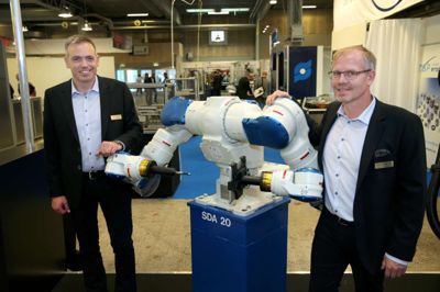 KP-Automation fremhæver det gode samarbejde med KK Wind Solutions i opgaven med at udvikle robotterne. - Vi kunne ikke gøre det alene og KK kunne ikke gøre det alene. Det kræver et partnerskab, siger medejer og administrerende direktør, Kim Poulsen (t.v), som her ses sammen medejer Keld Pedersen. ?foto: Flemming Hansen