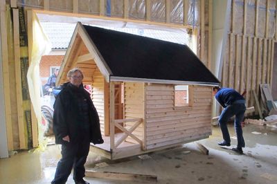 Her er legehuset i vuggestuen sat i tørvejr i Kuben. Det skal males, forklarer Ane Lyremark.
Foto: ole Skydt.
