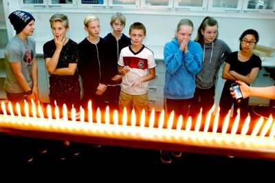 Der blev blandt andet spillet teknomusik for at demonstrere, hvordan lyd opfører sig fysisk. Flammerne dansede i takt med tonerne, mens folkeskoleelever kiggede og lyttede med. ?foto: henrik ole jensen