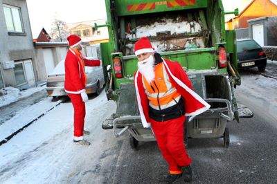 Der kan blive tale om en tidlig julegave til kommunens borgere, når de fremover kan få hentet affald ved bopælen. Her er det skraldmænd i julemandskostumer tilbage i Herning i 2010. ?Foto: Flemming Hansen