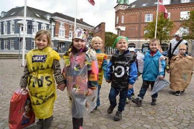 Cirka 800 børn var inviteret til Skraldiadeshow. De fleste dukkede op med hjemmekreerede kostumer lavet af ting, som ellers ville være endt i skraldespanden. Foto: Kim Krasuld