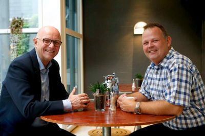 Borgmester Carsten Kissmeyer (V) blev af Vores Chef, jan Birk Knudsen, budt på en kop kaffe i Mediehuset Ikast-Brandes kantine.