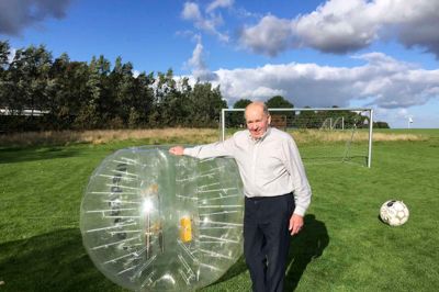 Peter Mosekjær fejrede sin 80-årsfødselsdag i weekenden. Festen fandt sted hos Sørvad Fodboldgolf, hvor gæsterne blandt andet spillede bumberball. Fødselaren spillede selv med. ? Foto: Sørvad Fodboldgolf