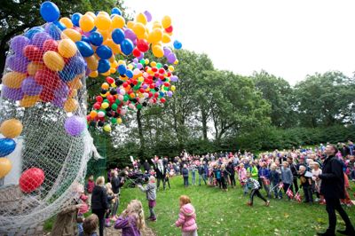 Østbyens Børnehuse holdt fest i Mindeparken torsdag eftermiddag for fusionen af de fire daginstitutioner i Hernings østlige del. 650 balloner - en for hvert barn - blev sendt til vejrs, og der var kage og saftevand til alle. Imens skaber lukningen af Holtbjerg Vuggestue politisk uro. ?foto: tom laursen