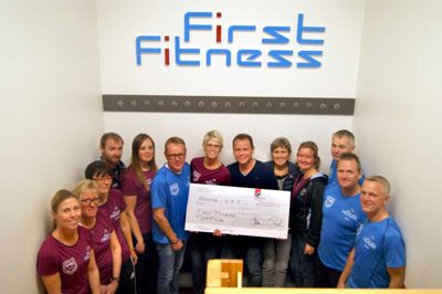 Her ses de glade givere og modtagere af donationen til First Fitness' projeket »Mikromakker - din nye personlige træningspartner. ?PR-foto