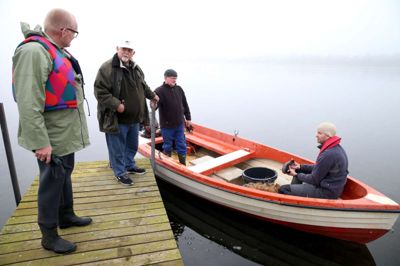 Dagens fangst var en suder. Jens Peder Damgaard Jensen (t.v.) fik ikke en masse fisk med hjem fra Søby Sø, hvorfra venstre Magnus Magnusson, Poul Erik Christensen og i båden med suderen Janus Bust havde sat net ud for at give restauranten Yutaka lokale råvarer til en særlig aften.?foto: flemming hansen